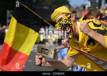 L'illustration montre les fans de cyclisme sur l'ascension de Wijnpers pendant la course sur route des hommes d'élite des Championnats du monde UCI Cyclisme sur route Flandre 2021 Banque D'Images