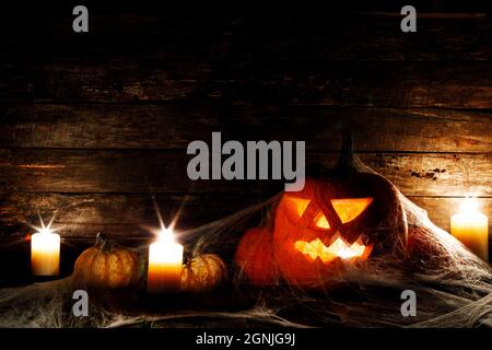 Halloween, décorations et fêtes concept - citrouilles avec araignées, toile et bougies Banque D'Images