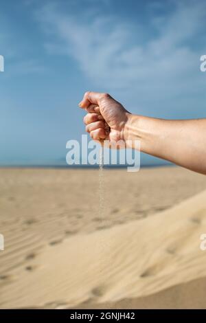 Une main de sable déversant le long des belles plages de Tarifa dans le sud de l'Espagne Banque D'Images