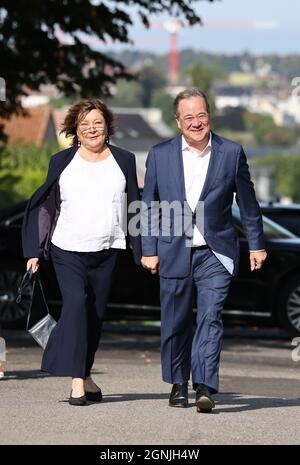 Aix-la-Chapelle, Allemagne. 26 septembre 2021. Armin Laschet, Président fédéral de la CDU, candidat de premier plan de son parti et ministre président de la Rhénanie-du-Nord-Westphalie et son épouse Susanne arrivent aux urnes. Credit: Rolf Vennenbernd/dpa/Alay Live News Banque D'Images