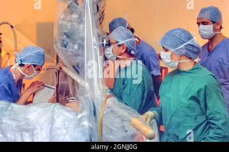 USAGE ÉDITORIAL UNIQUEMENT : opération en hôpital pour réaliser une microchirurgie pour l'élimination de la tumeur cérébrale pendant que la patiente est éveillée et communique avec l'anoth Banque D'Images