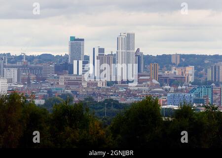 Centre-ville de Leeds vue depuis Middleton. Le bâtiment Sky Plaza (à gauche) est de 106 mètres et Altus House (à droite) est de 116 mètres et est maintenant le plus haut bâtiment du Yorkshire. Banque D'Images