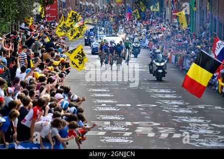 L'illustration montre les fans de cyclisme sur l'ascension de Wijnpers pendant la course sur route des hommes d'élite des Championnats du monde UCI Cyclisme sur route Flandre 2021 Banque D'Images