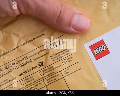 Tambov, Fédération de Russie - 23 août 2021 Une enveloppe de main humaine envoyée par Lego via Deutsche Post Banque D'Images