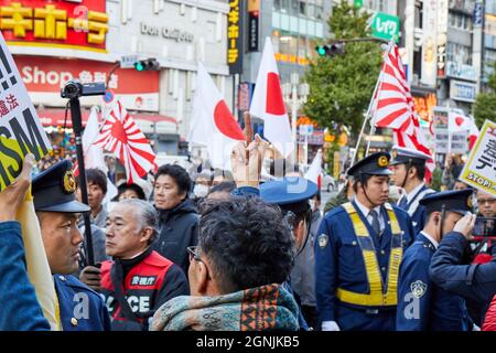 Protestation contre les nationalistes japonais marche dans Shinjuku, Tokyo, Japon Banque D'Images