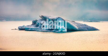 Coucher de soleil d'été brumeux dans le parc national de Vatnajokull. Vue panoramique en soirée sur les icebergs flottants dans le lagon du glacier de Jokulsarlon, en Islande, en Europe. Beauté o Banque D'Images