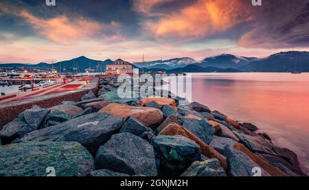 Vue fantastique en soirée sur le port de Villasimius. Magnifique coucher de soleil d'été sur l'île de Sardaigne, Italie, Europe. Paysage marin spectaculaire de la mer Méditerranée. Trave Banque D'Images