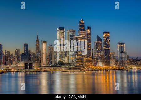 Le développement immobilier et d'autres bâtiments à usage mixte de Hudson yards sur le côté ouest de Manhattan à New York City pendant le crépuscule du matin. Banque D'Images