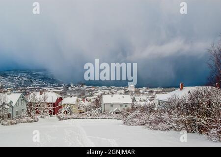 Trondheim, Norvège - décembre 19 2004 : arrivée de fortes chutes de neige. Banque D'Images