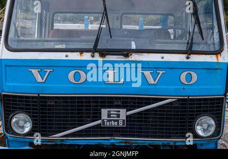 Lindesnes, Norvège - août 25 2005 : avant d'un camion F614 Volvo bleu et blanc. Banque D'Images