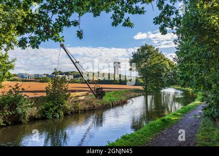 La tour du parc scientifique de Daresbury, anciennement le laboratoire de physique nucléaire de Daresbury, est visible le long du canal de Bridgewater près de Warrington. Banque D'Images