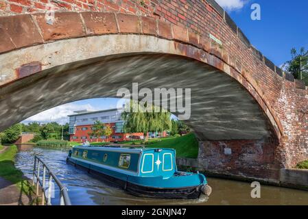 Le Daresbury Science Park innovation Center est situé derrière un pont étroit passant sous un pont sur le canal de Bridgewater au parc scientifique de Daresbury, près de W Banque D'Images