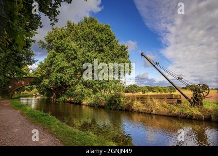 Une vieille grue ou un derrik dans la campagne du Cheshire le long du canal de Bridgewater près de Warrington. Banque D'Images