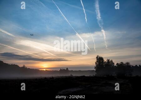 Sentiers de condensation au-dessus de la lande de Wahner, Troisdorf, Rhénanie-du-Nord-Westphalie, Allemagne. Kondensstreifen ueber der Wahner Heide, Troisdorf, Nordrhein- Banque D'Images