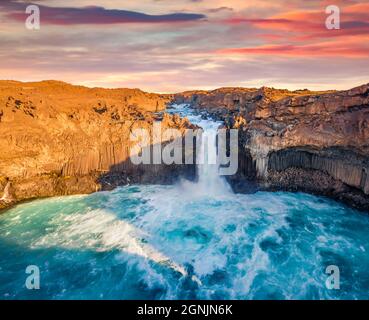 Vue captivante du printemps depuis le drone volant de la cascade d'Aldeyjarfoss. Scène pittoresque en soirée de la rivière Skjalfandafljot. Grand coucher de soleil d'Islande, Euro Banque D'Images