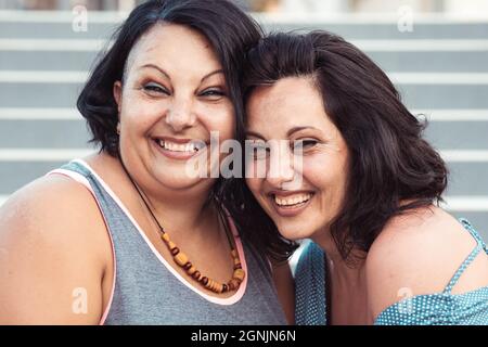 Portrait de deux sœurs jumelles brunette adultes. Différents styles Banque D'Images