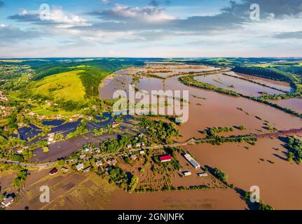 Villages inondés dans l'ouest de l'Ukraine. Inondation sur la rivière Dniester. Vue depuis le drone volant du village de Nyzhniv après quelques jours de pluie énorme. Conc. Désastre Banque D'Images