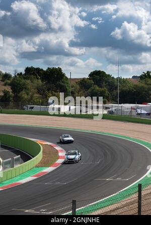 Vallelunga, italie 19 septembre 2021 ACI Racing Weekend. Voitures de course tournées action difficile sur piste asphaltée, groupe de BMW M2, ciel nuageux copie sp Banque D'Images