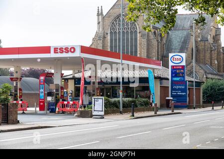 Northampton, le 26 septembre 2021. Manque de carburant. La route Wellingborough de Tesco s'est vendue après que les gens aient fait la queue toute la journée d'hier, en raison du manque de pilotes HGV. Crédit : Keith J Smith./Alamy Live News. Banque D'Images