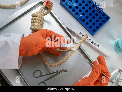 Un policier scientifique extrait un échantillon d'ADN du corps de la victime pendante, analyse de laboratoire de crime, image conceptuelle Banque D'Images