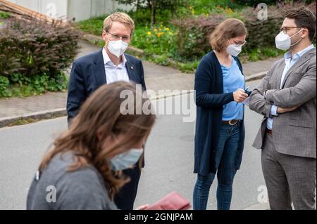 Eckernförde, 26. Septembre 2021, Bundestag 2021 Deutschland. Der Ministerpräsident von Schleswig-Holstein, Daniel Günther mit seiner Frau Anke am Banque D'Images