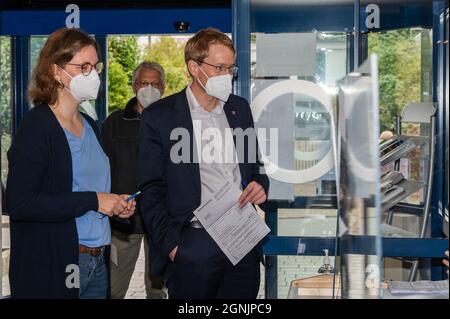 Eckernförde, 26. Septembre 2021, Bundestag 2021 Deutschland. Der Ministerpräsident von Schleswig-Holstein, Daniel Günther mit seiner Frau Anke am Banque D'Images