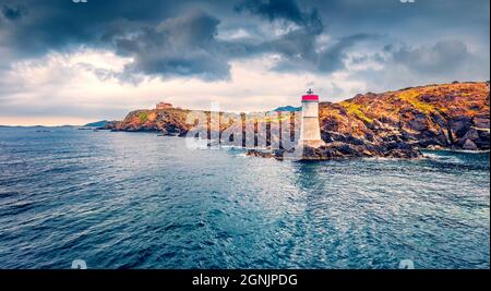 Vue panoramique le matin depuis le drone volant de di Capo Ferro Lightels. Belle scène d'été de l'île de Sardaigne, Italie, Europe. Méditerranée coloré Banque D'Images