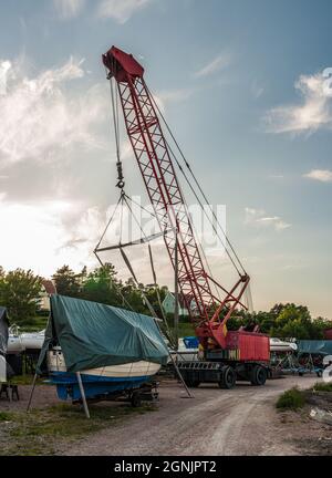 Fiskebäckskil, Suède - juin 05 2007 : grue mobile dans une marina utilisée pour déplacer des bateaux Banque D'Images