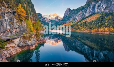 Vue depuis le drone volant du lac Gosausee (Vorderer) avec fond de glacieron de Dachstein. Belle scène nocturne des Alpes autrichiennes, haute-Autriche, Euro Banque D'Images