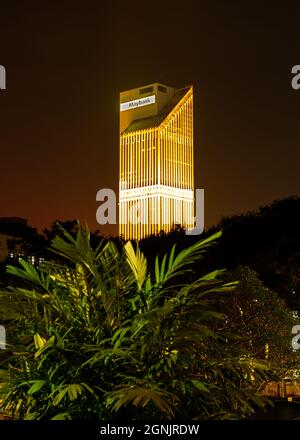 Maybank Tower de nuit à distance, Kuala Lumpur, Malaisie Banque D'Images