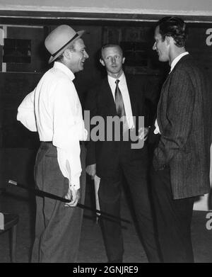 LAURENCE OLIVIER comme Archie Rice compositeur JOHN ADDISON et le directeur TONY RICHARDSON sur le set Candid pendant le tournage de L'ARTISTE 1960 réalisateur TONY RICHARDSON scénario John Osborne et Nigel Kneale adapté de la pièce de John Osborne musique John Addison producteur Harry Saltzman Woodfall film Productions / British Lion films (Royaume-Uni) - Continental Distributing (États-Unis) Banque D'Images