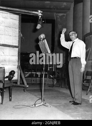 LAURENCE OLIVIER enregistrant les chansons qu'il chante sous le nom d'Archie Rice dans LE FILM DE L'ARTISTE 1960 TONY RICHARDSON scénario John Osborne et Nigel Kneale adapté de la pièce de John Osborne musique John Addison producteur Harry Saltzman Woodfall film Productions / British Lion films (Royaume-Uni) - Continental Distributing (États-Unis) Banque D'Images