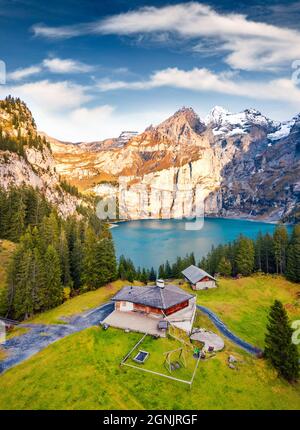 Vue d'automne colorée depuis le drone volant du lac Oeschinensee unique. Magnifique scène matinale des Alpes suisses avec montagne Bluemlisalp en arrière-plan, S Banque D'Images