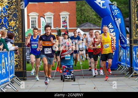 Warrington, Royaume-Uni. 26 septembre 2021. Dimanche 26 septembre 2021 - le Warrington Running Festival a eu lieu dans les rues locales, y compris un demi-marathon, 10K, 5K et Kid's Run. Organisé par « Run Through », les événements ont commencé depuis Winmarleigh Street et se sont terminés aux portes d'or emblématiques, en face de l'hôtel de ville de Warrington Credit: John Hopkins/Alay Live News Banque D'Images