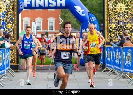 Warrington, Royaume-Uni. 26 septembre 2021. Dimanche 26 septembre 2021 - le Warrington Running Festival a eu lieu dans les rues locales, y compris un demi-marathon, 10K, 5K et Kid's Run. Organisé par « Run Through », les événements ont commencé depuis Winmarleigh Street et se sont terminés aux portes d'or emblématiques, en face de l'hôtel de ville de Warrington Credit: John Hopkins/Alay Live News Banque D'Images