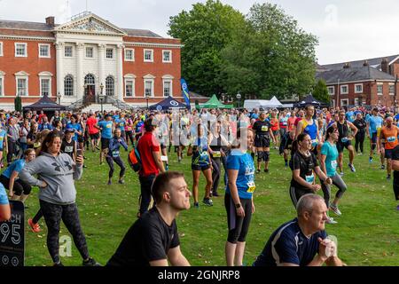 Warrington, Royaume-Uni. 26 septembre 2021. Dimanche 26 septembre 2021 - le Warrington Running Festival a eu lieu dans les rues locales, y compris un demi-marathon, 10K, 5K et Kid's Run. Organisé par « Run Through », les événements ont commencé depuis Winmarleigh Street et se sont terminés aux portes d'or emblématiques, en face de l'hôtel de ville de Warrington Credit: John Hopkins/Alay Live News Banque D'Images