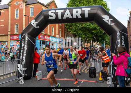 Warrington, Royaume-Uni. 26 septembre 2021. Dimanche 26 septembre 2021 - le Warrington Running Festival a eu lieu dans les rues locales, y compris un demi-marathon, 10K, 5K et Kid's Run. Organisé par « Run Through », les événements ont commencé depuis Winmarleigh Street et se sont terminés aux portes d'or emblématiques, en face de l'hôtel de ville de Warrington Credit: John Hopkins/Alay Live News Banque D'Images