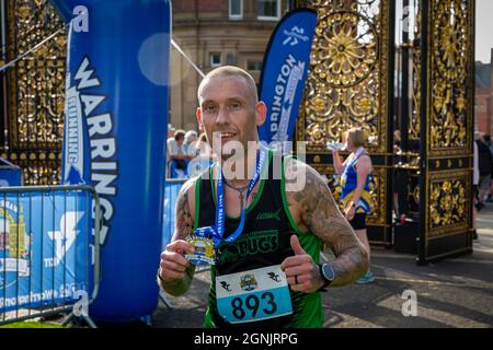 Warrington, Royaume-Uni. 26 septembre 2021. Dimanche 26 septembre 2021 - le Warrington Running Festival a eu lieu dans les rues locales, y compris un demi-marathon, 10K, 5K et Kid's Run. Organisé par « Run Through », les événements ont commencé depuis Winmarleigh Street et se sont terminés aux portes d'or emblématiques, en face de l'hôtel de ville de Warrington Credit: John Hopkins/Alay Live News Banque D'Images