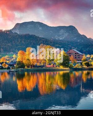 Un lever de soleil à couper le souffle sur le lac Altausseer, dans les Alpes autrichiennes. Impressionnant matin d'automne sur le village d'Altaussee, Autriche, Europe. Présentation du concept de déplacement. Banque D'Images