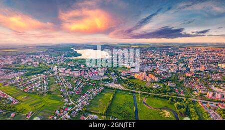 Superbe vue d'été depuis un drone volant de la ville de Ternopil. Paysage urbain pittoresque de Ternopil, Ukraine, Europe. Présentation du concept de déplacement. Banque D'Images