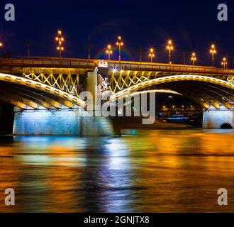 Vue nocturne éclairée sur le célèbre Margit ou le pont Margaret (parfois le pont Margit). Le paysage urbain spectaculaire de Budapest est classé au patrimoine mondial de l'ONU Banque D'Images