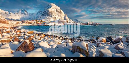 Scène hivernale à couper le souffle de la ville la plus méridionale des îles Lofoten nommée « A », Norvège, Europe. Spectaculaire paysage marin matinal de la mer de Norvège. Travelin Banque D'Images