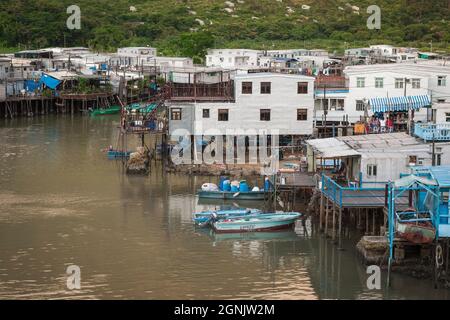 Vue en hauteur des maisons à pilotis ('pang uk') et des petits bateaux sur le fleuve Tai O à Tai O, île de Lantau, Hong Kong Banque D'Images