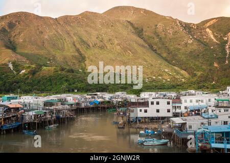 Vue en hauteur des maisons à pilotis ('pang uk') et des petits bateaux sur le fleuve Tai O à Tai O, île de Lantau, Hong Kong Banque D'Images