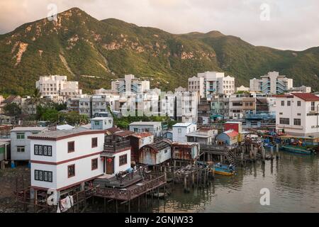 Vue en hauteur des maisons en pilotis ('pang uk') sur le fleuve Tai O à Tai O, île de Lantau, Hong Kong Banque D'Images