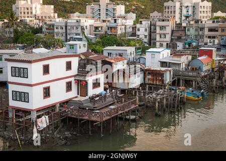 Vue en hauteur des maisons en pilotis ('pang uk') sur le fleuve Tai O à Tai O, île de Lantau, Hong Kong Banque D'Images