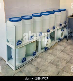 Une petite fromagerie familiale dans le village de Carpates. Place pour le nettoyage des récipients pour la réception du lait. Banque D'Images