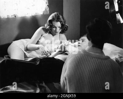 SHIRLEY ANNE FIELD comme Tina Lapford et LAURENCE OLIVIER comme Archie Rice sur le terrain candide tournage d'une scène d'amour de chambre à coucher Avec le directeur TONY RICHARDSON (à droite, dos à la caméra) Pour LE RÉALISATEUR DU SPECTACLE 1960 TONY RICHARDSON scénario John Osborne et Nigel Kneale adapté de la pièce de John Osborne Musique John Addison producteur Harry Saltzman Woodfall film Productions / British Lion films (Royaume-Uni) - Continental Distributing (États-Unis) Banque D'Images