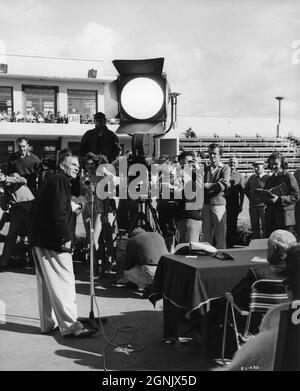 LAURENCE OLIVIER comme Archie Rice comperes un concours de beauté sur place Candid dans Morecambe Lancashire avec équipe de film et Directeur TONY RICHARDSON (debout à droite de la caméra avec les bras repliés) Au cours du tournage du FILM DU RÉALISATEUR DE L'ENTERTAINER 1960 TONY RICHARDSON scénario John Osborne et Nigel Kneale adapté de la pièce par John Osborne Music John Addison producteur Harry Saltzman Woodfall film Productions / British Lion films (Royaume-Uni) - Continental Distributing (États-Unis) Banque D'Images