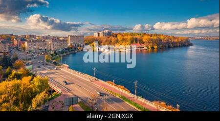 Vue d'automne colorée depuis un drone volant de la ville de Ternopil, Ukraine, Europe. Magnifique paysage urbain le soir. Présentation du concept de déplacement. Banque D'Images